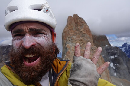 Sean Villanueva O'Driscoll attraversa in solitaria lo skyline delle Torri del Paine