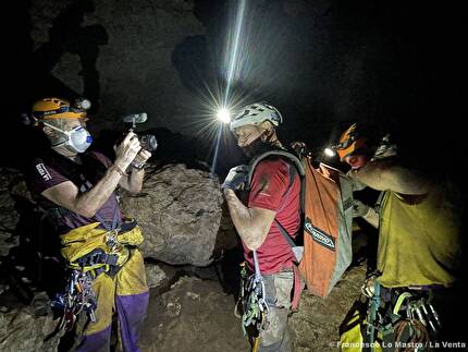 Jabal Samḥān Oman, La Venta - Jabal Samḥān Oman: heading down using supplementary oxygen