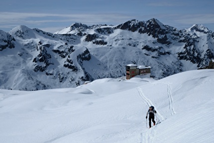 Traversata scialpinistica delle Alpi Marittime fra Cuneo e Nizza - Giovanni Pini si lascia alle spalle il Rifugio Remondino situato nel Vallone di Assedras durante la traversata scialpinistica delle Alpi Marittime fra Cuneo e Nizza