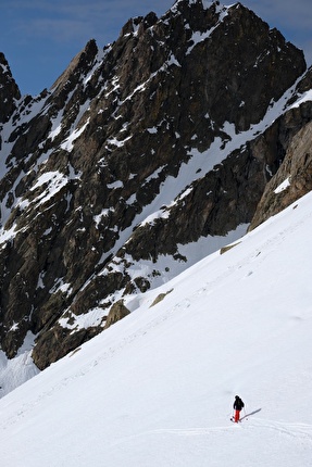 Traversata scialpinistica delle Alpi Marittime fra Cuneo e Nizza - Le Alpi Marittime sul versante italiano, un mondo di granito e gneiss che si contrappone alla dolcezza calcarea del versante del Mercatour (rider Deborah Bionaz)