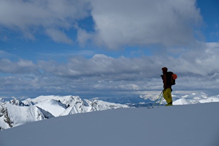 Traversata scialpinistica delle Alpi Marittime fra Cuneo e Nizza - Traversata scialpinistica delle Alpi Marittime... E ancora una discesa, poi una nuova salita e ancora una discesa per arrivare a fine giornata al refuge de la Couguarde (rider Nicola Damonte)