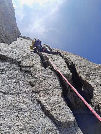 Grandes Jorasses, Gervasutti-Gagliardone, Anna Truntschnig, Barbara Vigl, Anna Zechling - Via Gervasutti-Gagliardone, Grandes Jorasses: Anna Zechling climbing perfect cracks in the lower part of the route