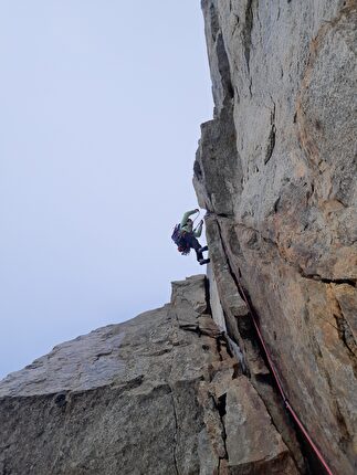 Grandes Jorasses, Gervasutti-Gagliardone, Anna Truntschnig, Barbara Vigl, Anna Zechling - Via Gervasutti-Gagliardone, Grandes Jorasses: Babsi Vigl climbing the A1 roof