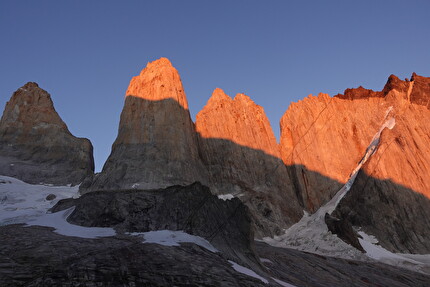 Sean Villanueva O'Driscol, Torri del Paine, Patagonia - Torri del Paine, Patagonia: Torre Sur, Torre Centrale, Torre Norte e Peineta, concatenate da Sean Villanueva O'Driscol dal 23 - 26 febbraio 2024