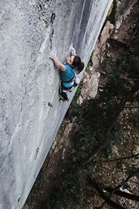 Barbara Zangerl - Barbara Zangerl ripete Pungitopo (8c+) ad Arco, aprile 2024