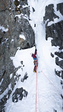 Piz Güglia Piz Julier Roger Schäli - Roger Schäli on 20/03/2024 making the first ascent of Nordwest Couloir on Piz Güglia in Switzerland