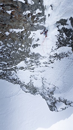 Piz Güglia Piz Julier Roger Schäli - Roger Schäli on 20/03/2024 making the first ascent of Nordwest Couloir on Piz Güglia in Switzerland