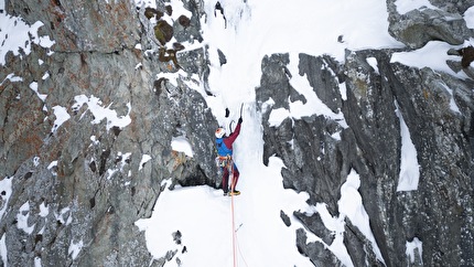 Piz Güglia Piz Julier Roger Schäli - Roger Schäli on 20/03/2024 making the first ascent of Nordwest Couloir on Piz Güglia in Switzerland