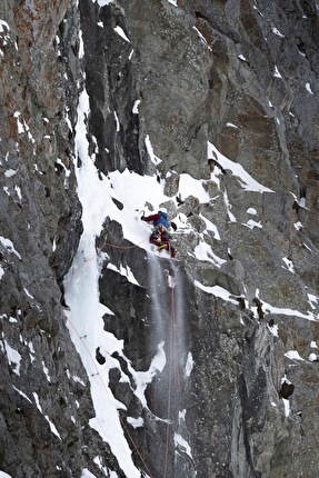 Piz Güglia Piz Julier Roger Schäli - Roger Schäli on 20/03/2024 making the first ascent of Nordwest Couloir on Piz Güglia in Switzerland