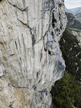 Sull’orlo di un duplice abisso, Monte Cimo, Brentino, Val d'Adige - Alex Ventajas sul quarto tiro di 'Sull’orlo di un duplice abisso' al Monte Cimo in Val d'Adige