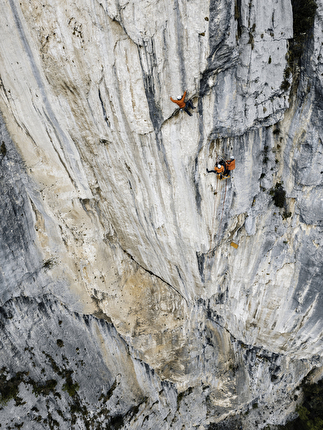 Sull’orlo di un duplice abisso, Monte Cimo, Brentino, Val d'Adige - Luca Bertacco sul quarto tiro di 'Sull’orlo di un duplice abisso' al Monte Cimo in Val d'Adige