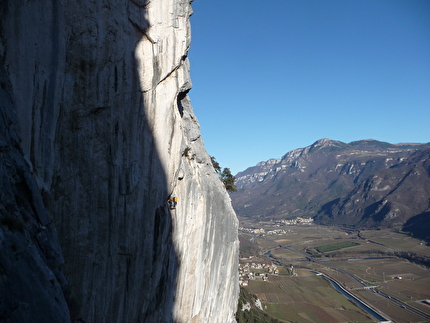 Sull’orlo di un duplice abisso, Monte Cimo, Brentino, Val d'Adige - Alla seconda sosta durante l'apertura di 'Sull’orlo di un duplice abisso' al Monte Cimo in Val d'Adige