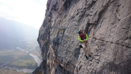 Sull’orlo di un duplice abisso, Monte Cimo, Brentino, Val d'Adige - Luca Montanari sulle corde fisse durante l'apertura di 'Sull’orlo di un duplice abisso' al Monte Cimo in Val d'Adige