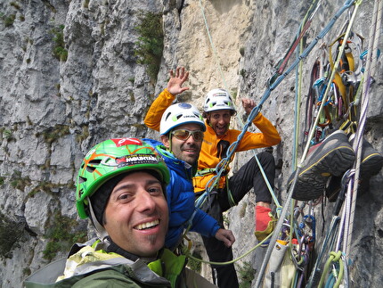 Sull’orlo di un duplice abisso, Monte Cimo, Brentino, Val d'Adige - Luca Montanari, Nicola Tondini e Lorenzo D'Addario, gli apritori in sosta su 'Sull’orlo di un duplice abisso' al Monte Cimo in Val d'Adige