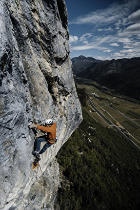 Sull’orlo di un duplice abisso, Monte Cimo, Brentino, Val d'Adige - Luca Bertacco sul terzo tiro di 'Sull’orlo di un duplice abisso' al Monte Cimo in Val d'Adige