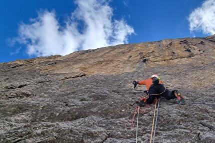 Punta Emma, Catinaccio, Dolomiti, Luca Giupponi, Rolando Larcher - Luca Giupponi in apertura del 4° tiro della 'Giupponi-Larcher' alla Punta Emma, Catinaccio, Dolomiti