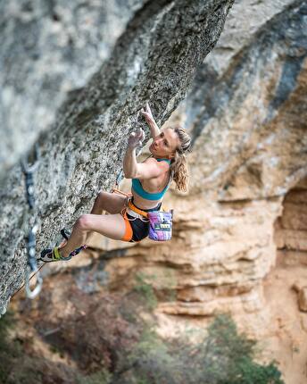 Michaela Kiersch rotpunkt su Victima Perfecta (9a+) a Margalef, a-vista su Crimptonite (8b+) ad Oliana