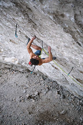 Lorenzo Bogliacino - Lorenzo Bogliacino libera 'Trainspotting' (9a+) alla falesia La Stazione in Val Tanaro, Piemonte, aprile 2024