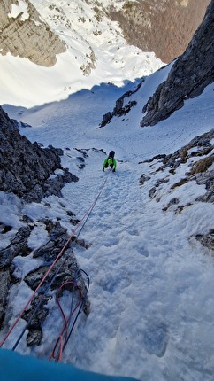 Monte Terminillo, Monti Reatini, Appennino Centrale, Pino Calandrella, Stefano Cascavilla - Stefano Cascavilla sul primo tiro di 'Effimeri spiragli' al Monte Terminillo, Monti Reatini, Appennino Centrale (Pino Calandrella, Stefano Cascavilla 25/03/2024)