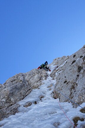 Monte Terminillo, Monti Reatini, Appennino Centrale, Pino Calandrella, Stefano Cascavilla - Pino Calandrella sul secondo tiro di 'Effimeri spiragli' al Monte Terminillo, Monti Reatini, Appennino Centrale (Pino Calandrella, Stefano Cascavilla 25/03/2024)