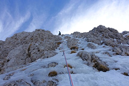 Monte Terminillo, Monti Reatini, Appennino Centrale, Pino Calandrella, Stefano Cascavilla - Pino Calandrella in sosta alla fine del secondo tiro di 'Effimeri spiragli' al Monte Terminillo, Monti Reatini, Appennino Centrale (Pino Calandrella, Stefano Cascavilla 25/03/2024)