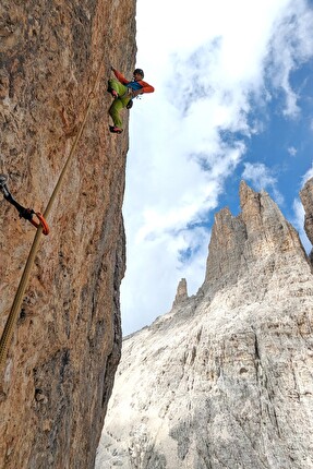 Punta Emma, Catinaccio, Dolomiti, Luca Giupponi, Rolando Larcher - Rolando Larcher durante la libera del 5° tiro della 'Giupponi-Larcher' alla Punta Emma, Catinaccio, Dolomiti