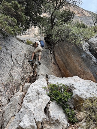 Mediterraneo, Punta Giradili, Sardinia - Scrambling up the fixed rope to reach the base of 'Mediterraneo', Punta Giradili, Sardinia