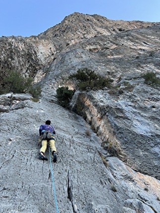 Mediterraneo, Punta Giradili, Sardegna - Giovanni Canton sul primo tiro della via 'Mediterraneo', Punta Giradili, Sardegna