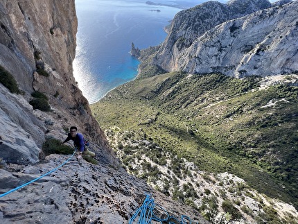 Mediterraneo, Punta Giradili, Sardegna - Giovanni Canton sul quinto tiro della via 'Mediterraneo', Punta Giradili, Sardegna