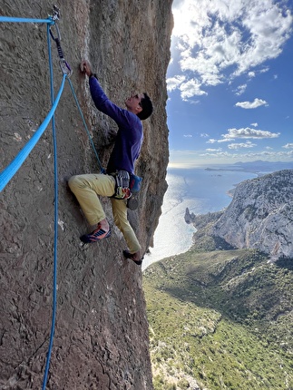 Mediterraneo, Punta Giradili, Sardegna - Giovanni Canton sull'ultimo tiro della via 'Mediterraneo', Punta Giradili, Sardegna