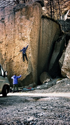James Pearson 29Dots - James Pearson sul passaggio chiavleboulder highball '29 Dots' in Valle dell'Orco, aprile 2024
