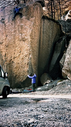 James Pearson 29Dots - James Pearson si aggiudica la terza salita del boulder highball '29 Dots' in Valle dell'Orco, aprile 2024