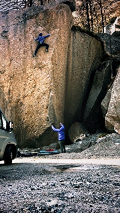 James Pearson 29Dots - James Pearson si aggiudica la terza salita del boulder highball '29 Dots' in Valle dell'Orco, aprile 2024