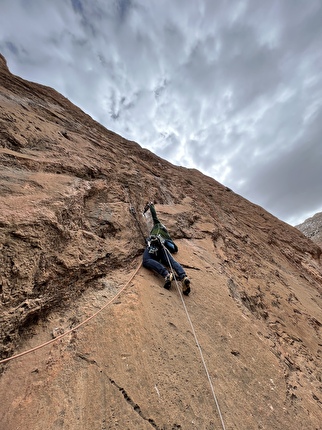 Gole di Taghia, Marocco, Iñaki Marco, Iker Pou - La prima salita di 'Bihotz Handi' (7c/320m) sulla parete SO di Jebel Oujdad nelle Gole di Taghia, Marocco (Iñaki Marco, Iker Pou 04/2024)