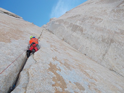 Patagonia - Matteo Della Bordella impegnato sulla Via dei Ragni sul pilastro est del Fitz Roy in Patagonia, 2016