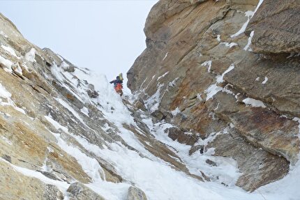 Mt. Dickey Alaska, Tom Livingstone, Gašper Pintar - The first ascent of 'The Great Wall' on the South Face of Mt. Dickey (2909m) in the Ruth Gorge, Alaska (Tom Livingstone, Gašper Pintar 14-17/04/2024)