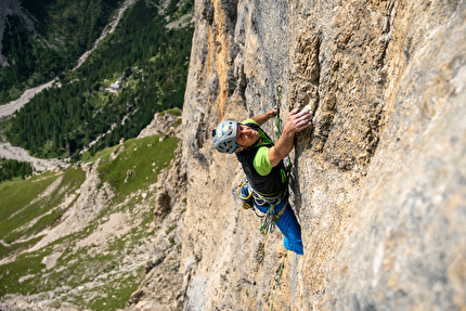 Madre Roccia, Marmolada, Iris Bielli, Matteo Della Bordella, Massimo Faletti, Maurizio Giordani - Matteo Della Bordella durante l'apertura su 'Madre Roccia' in Marmolada (Iris Bielli, Matteo Della Bordella, Massimo Faletti, Maurizio Giordani 2022-2023)