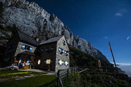 Madre Roccia, Marmolada, Iris Bielli, Matteo Della Bordella, Massimo Faletti, Maurizio Giordani - Durante l'apertura su 'Madre Roccia' in Marmolada (Iris Bielli, Matteo Della Bordella, Massimo Faletti, Maurizio Giordani 2022-2023)