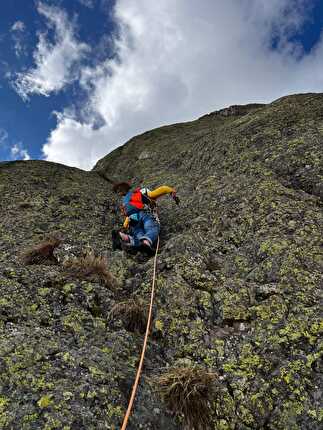 Cima Orientale dei Piazzotti, Val Gerola - L'apertura di 'W le mamme' alla Cima Orientale dei Piazzotti (Andrea Biraghi, Cristian Candiotto, Christian Leonarduzzi Niccolò Quaglia 9-10/05/2024)