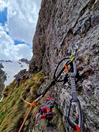 Cima Orientale dei Piazzotti, Val Gerola - L'apertura di 'W le mamme' alla Cima Orientale dei Piazzotti (Andrea Biraghi, Cristian Candiotto, Christian Leonarduzzi Niccolò Quaglia 9-10/05/2024)