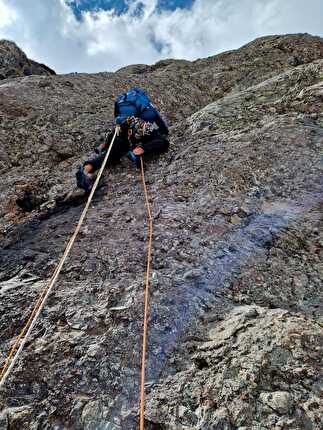Cima Orientale dei Piazzotti, Val Gerola - L'apertura di 'W le mamme' alla Cima Orientale dei Piazzotti (Andrea Biraghi, Cristian Candiotto, Christian Leonarduzzi Niccolò Quaglia 9-10/05/2024)