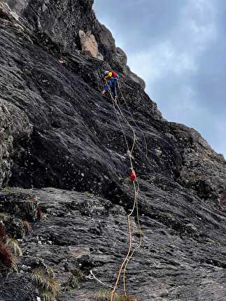 Cima Orientale dei Piazzotti, Val Gerola - L'apertura di 'W le mamme' alla Cima Orientale dei Piazzotti (Andrea Biraghi, Cristian Candiotto, Christian Leonarduzzi Niccolò Quaglia 9-10/05/2024)