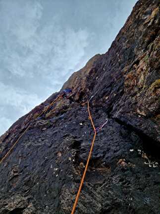 Cima Orientale dei Piazzotti, Val Gerola - L'apertura di 'W le mamme' alla Cima Orientale dei Piazzotti (Andrea Biraghi, Cristian Candiotto, Christian Leonarduzzi Niccolò Quaglia 9-10/05/2024)