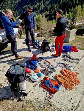 Cima Orientale dei Piazzotti, Val Gerola - L'apertura di 'W le mamme' alla Cima Orientale dei Piazzotti (Andrea Biraghi, Cristian Candiotto, Christian Leonarduzzi Niccolò Quaglia 9-10/05/2024)