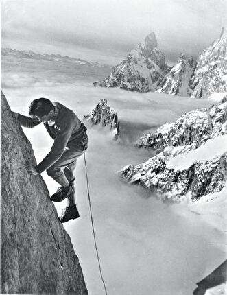 Walter Bonatti - Walter Bonatti sull'Aiguille d'Entreves nel 1957. Alle sue spalle l'Aiguille de la Brenva e sullo sfondo l'Aiguille Noire de Peuterey e Les Dames Anglaises