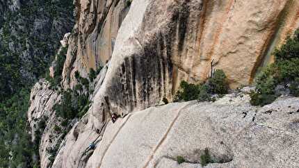 Corsica Bavella Punta di U Corbu Jeef - Jeef on Punta di U Corbu in Bavella, Corsica: Leopoldo Morosinotto on the beautiful traverse on pitch 5