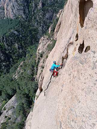 Corsica Bavella Punta di U Corbu Jeef - Jeef alla Punta di U Corbu in Bavella, Corsica: Giovanni Donà sulla bella lama di L3, tiro molto vario e a tratti sorprendente