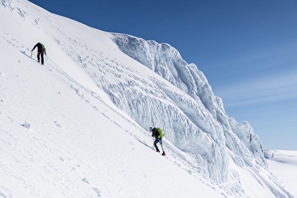 Moreno Pesce in vetta al Hvannadalshnjúkur, la montagna più alta dell'Islanda