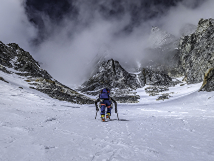 Mantok 1 Alaska, Fred Caloggero, Joseph Hobby - Joseph Hobby begins the 'Small Talk Couloir' on Mantok 1 in Alaska