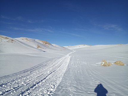 Libano scialpinismo - Scialpinismo in Libano: il lungo falsopiano verso i tremila metri della cima del Qornat al-Sawda. (6)